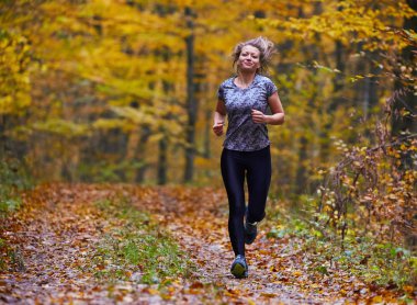 Ormanda koşan kadın