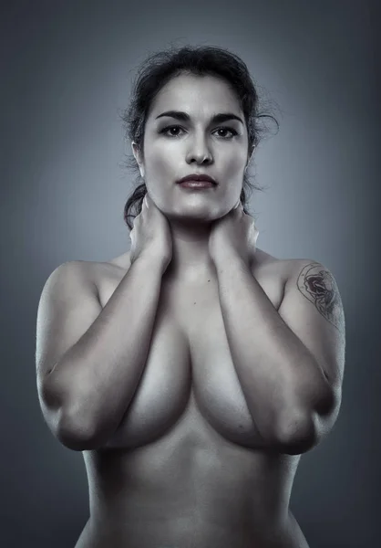 Bela mulher hispânica topless — Fotografia de Stock