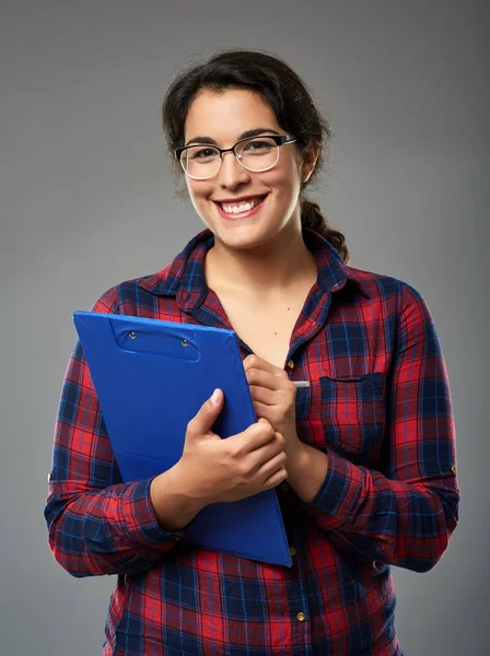 Hispanic businesswoman with clipboard — Stock Photo, Image