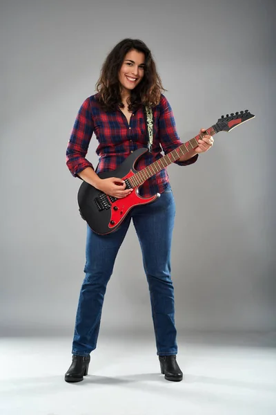 Dívka hraje na elektrickou kytaru — Stock fotografie