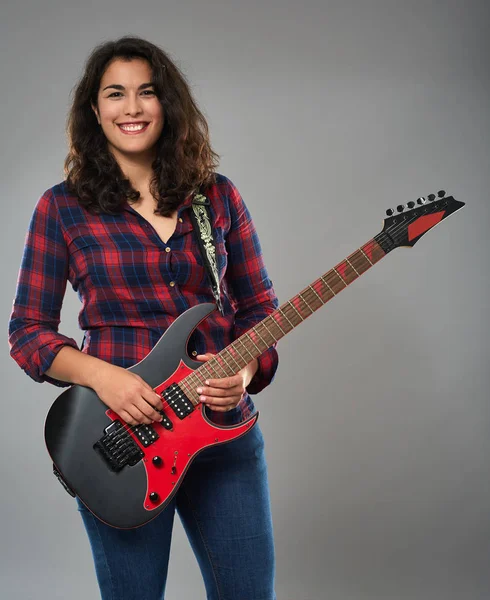 Menina tocando guitarra elétrica — Fotografia de Stock