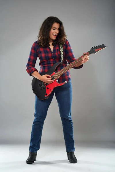 Menina hispânica tocando guitarra elétrica — Fotografia de Stock