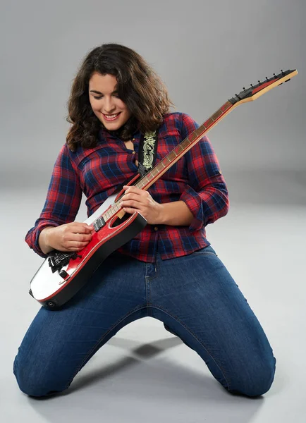 Menina hispânica tocando guitarra elétrica — Fotografia de Stock