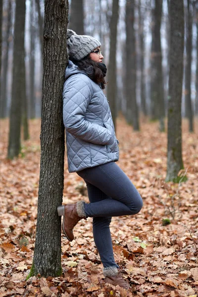 Linda chica hispana en el bosque —  Fotos de Stock