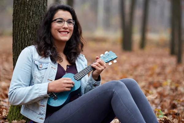 Spaanse meisje spelen ukulele — Stockfoto