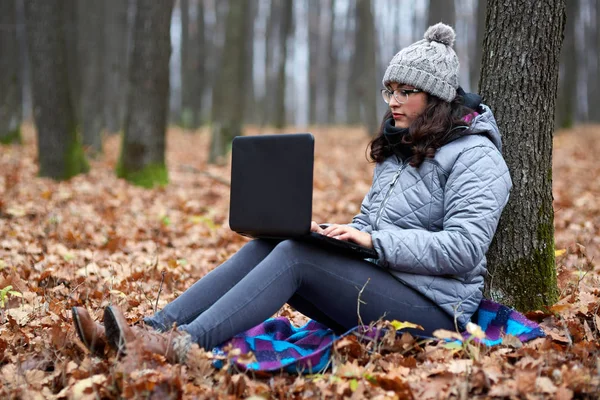 Bizneswoman korzystająca z laptopa — Zdjęcie stockowe