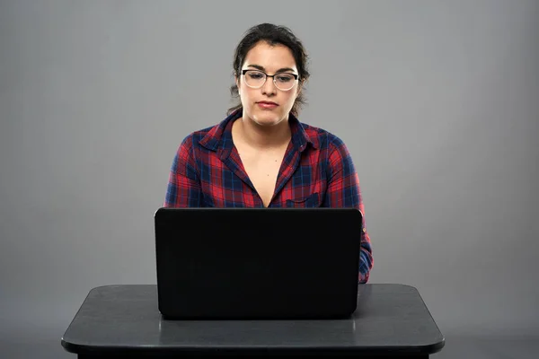 Hispanic businesswoman using laptop — Stock Photo, Image