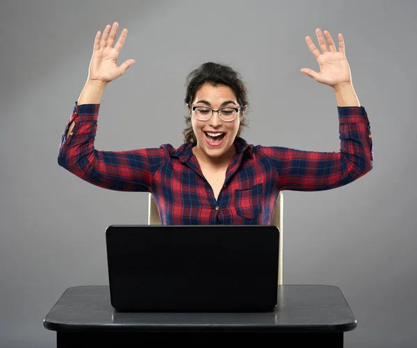 Hispanic businesswoman using laptop — Stock Photo, Image