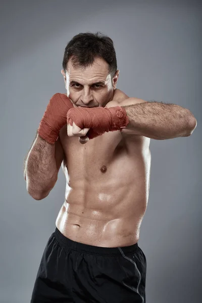 Spor salonunda eğitim Kickbox avcı — Stok fotoğraf