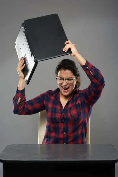 Geschäftsfrau mit Laptop — Stockfoto