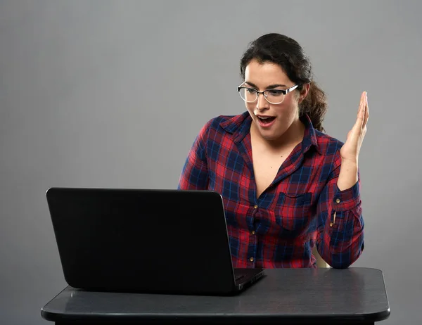 Zakenvrouw met laptop — Stockfoto