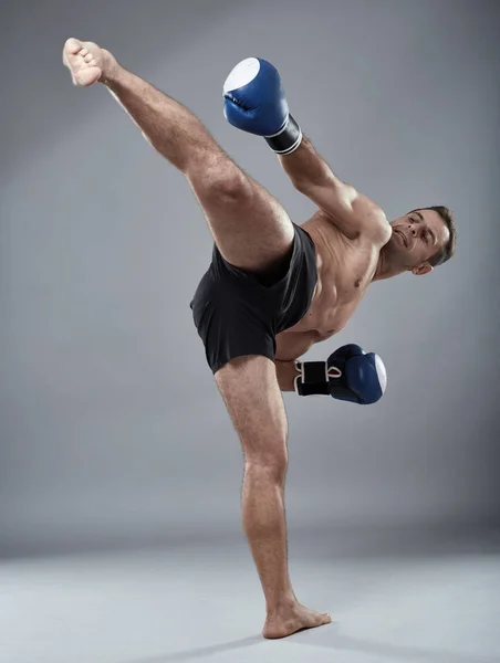 Kickbox-Kämpfer im Einsatz — Stockfoto