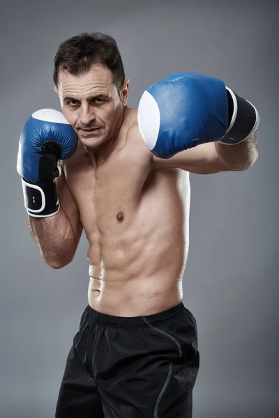 Kickbox bojovník v tělocvičně — Stock fotografie