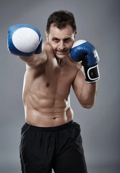 Kickbox fighter in gym — Stock Photo, Image