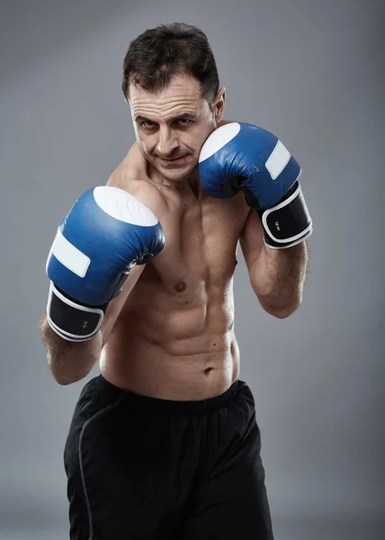 Kickbox fighter in gym — Stock Photo, Image