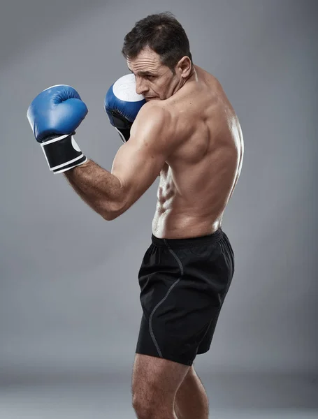 Boxeador en pantalones cortos negros — Foto de Stock