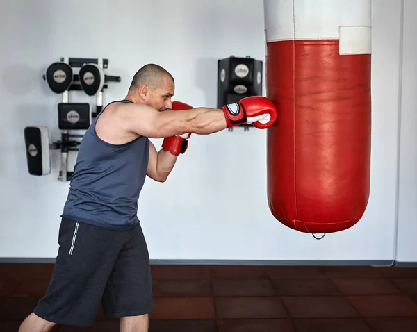 Muž pracuje na boxovací pytle — Stock fotografie