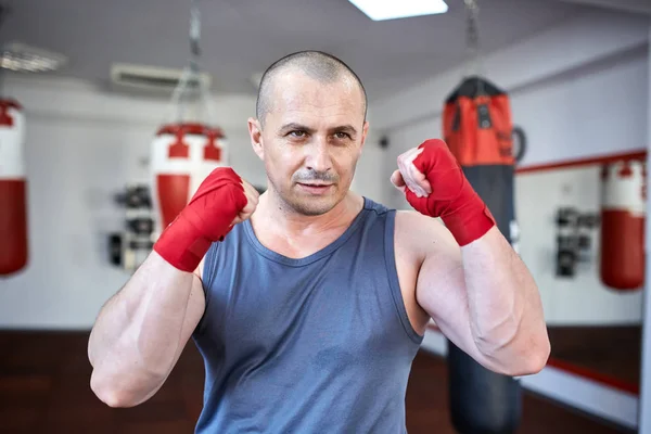 Boxer che lavora sui sacchi da boxe — Foto Stock