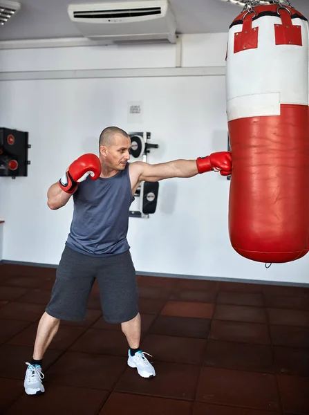 Boxer arbeitet an Boxsäcken — Stockfoto