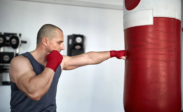 Entrenamiento de hombre con sacos de boxeo — Foto de Stock