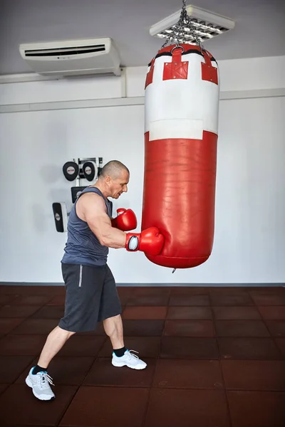 Entrenamiento de la persona en gimnasio — Foto de Stock