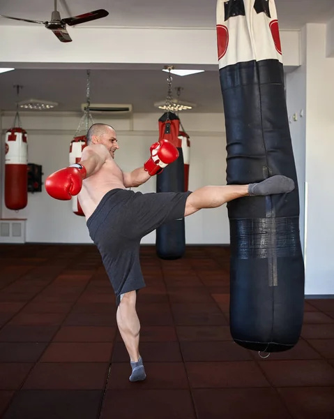 Kickbox fighter träning i gym — Stockfoto