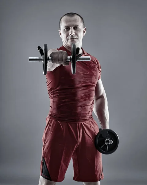 Fitness adam eğitim delts — Stok fotoğraf