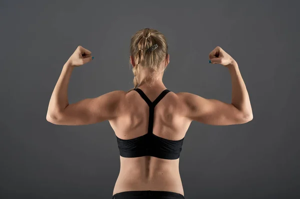 Fitness vrouwelijke Posing — Stockfoto
