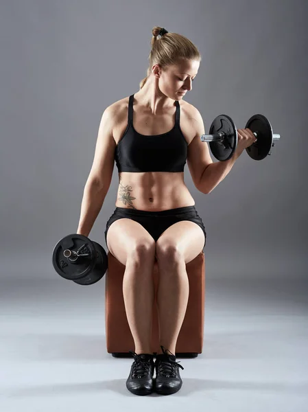 Entrenamiento de mujer con pesas —  Fotos de Stock
