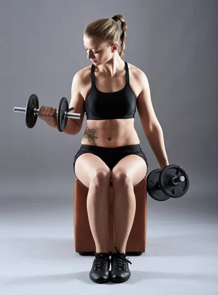 Kadın egzersiz dumbbells ile — Stok fotoğraf