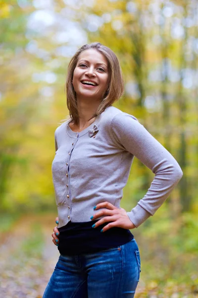 Femme dans la forêt d'automne — Photo