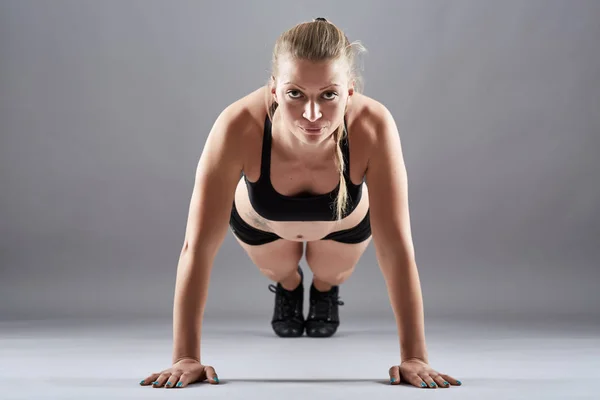 Mujer atlética haciendo flexiones —  Fotos de Stock