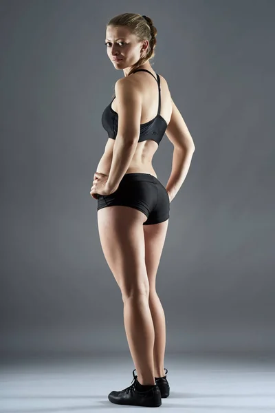 Fitness model posing — Stock Photo, Image