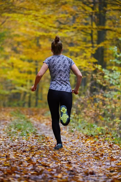 Mujer joven corriendo —  Fotos de Stock