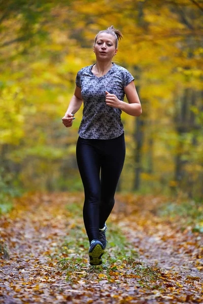 Mujer joven corriendo —  Fotos de Stock