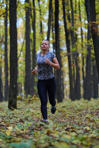 Donna sportiva nella foresta — Foto Stock