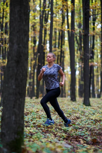 体育在森林里的女人 — 图库照片