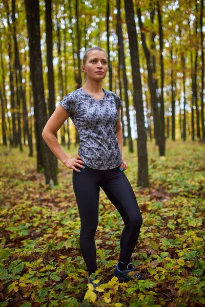 Sportlerin bereitet sich auf Joggen vor — Stockfoto