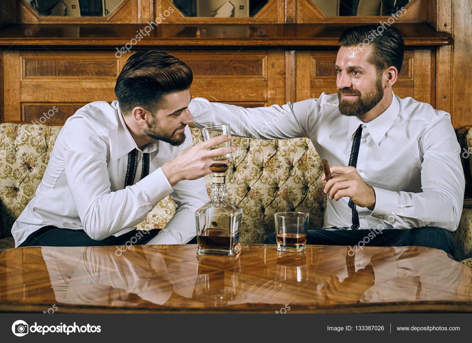 Каждый пьют по разному. Каждый пьют по разному. Человек пьет пиво. Каждый пьют по разному. Надо пить с разными людьми.