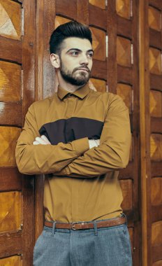 Sakallı genç adam 