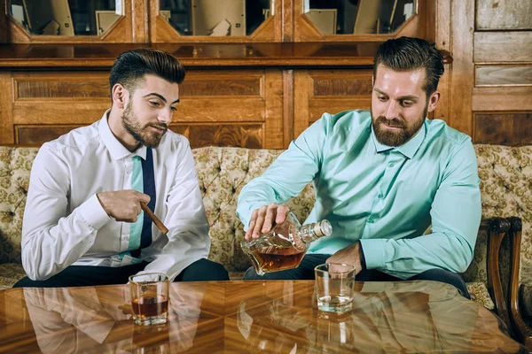 Friends drinking whiskey — Stock Photo, Image