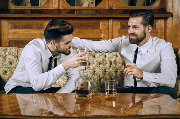 Vänner dricka whisky Royaltyfria Stockbilder