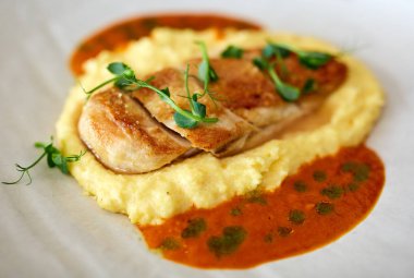 Tavuk göğsü patates püresi ve sos ile