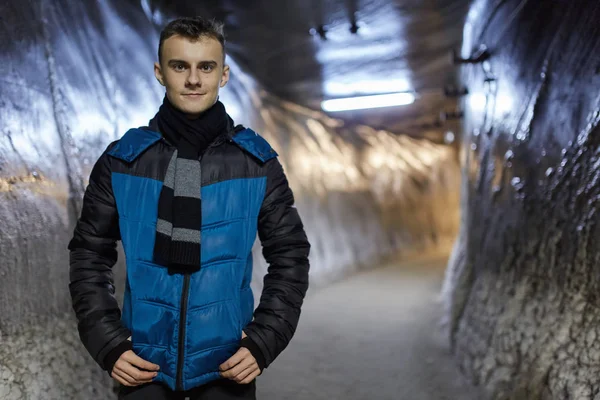 Ragazzo adolescente in un tunnel miniera di sale — Foto Stock