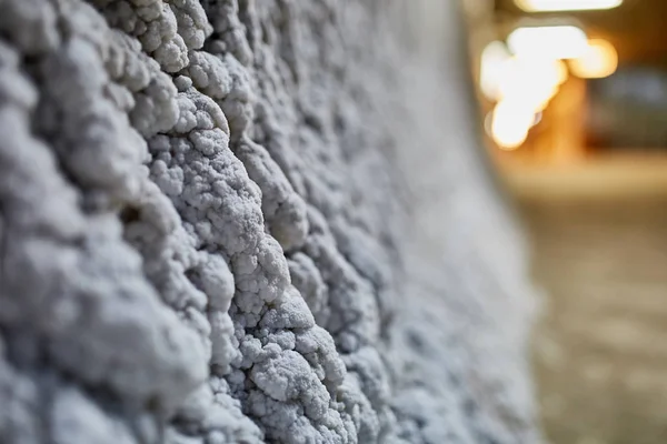 Salzkristalle an einer Wand in einem Salzbergwerk — Stockfoto