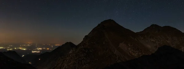 Dağlar ve gece yukarıda yıldız — Stok fotoğraf