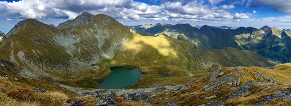 Carpates roumaines et lac glaciaire Capra — Photo