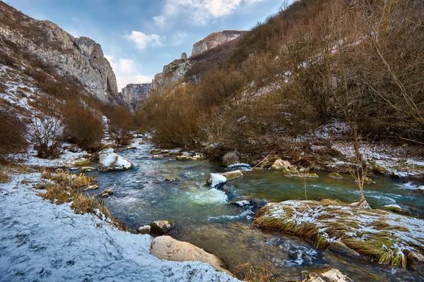 Fluss im Bergpass — Stockfoto