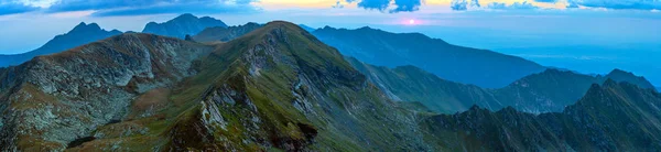 Catena montuosa al tramonto — Foto Stock