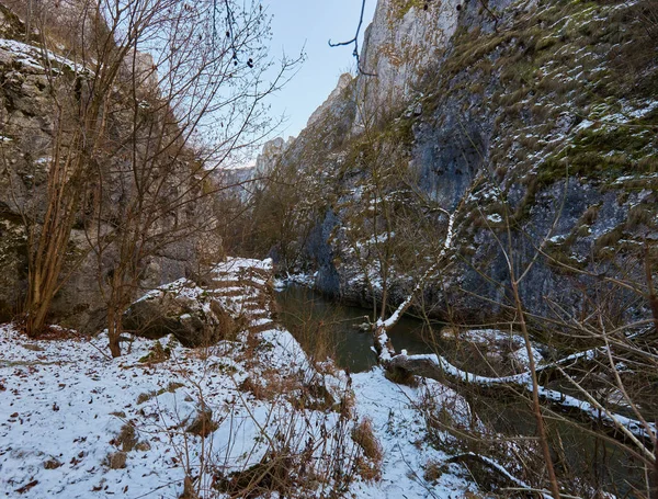 Rivier in bergpas — Stockfoto